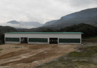 Σύμμεικτη κατασκευή ποιμνιοστασίου